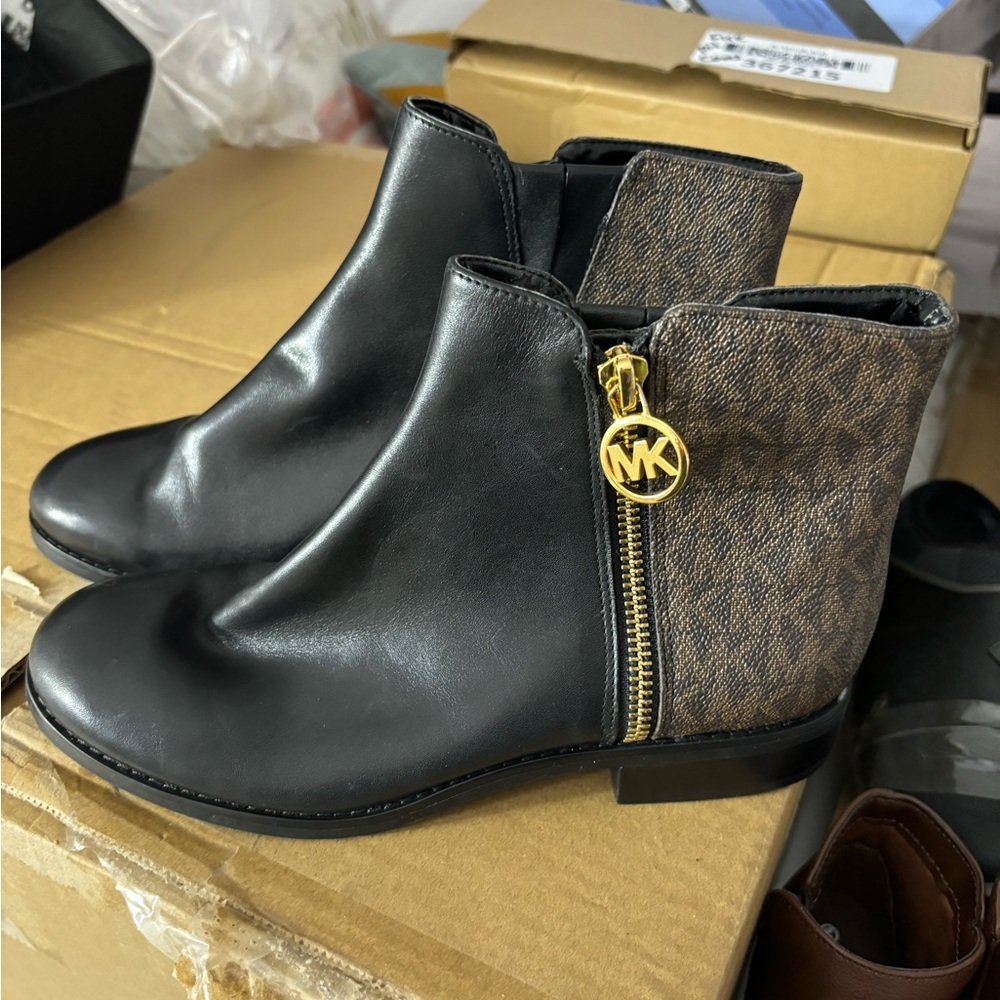 Michael kors boots size 5.5